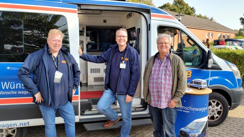 Wünschewagen-Team vor dem ASB-Wünschewagen