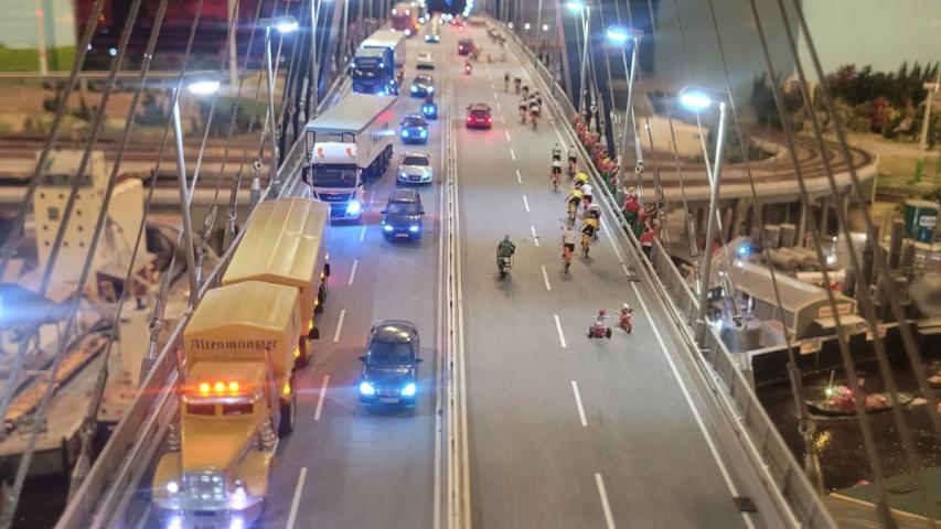 Eine Autobahnbrücke überspannt die Miniaturlandschaft
